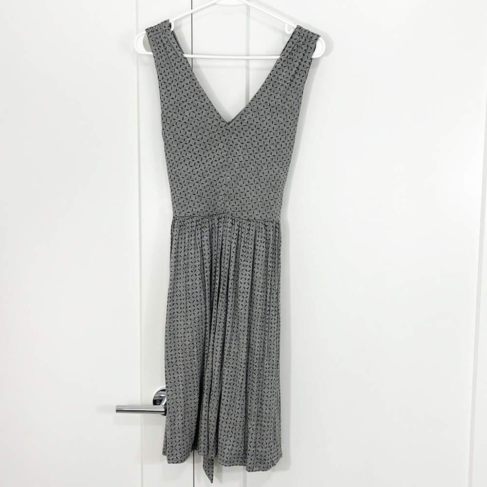 Loft XS Gray Print V-Neck Sleeveless, Back Tie Stretch Jersey Dress with Pockets